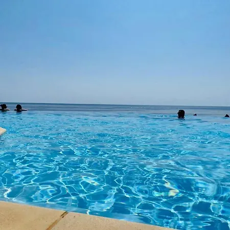 Vue Avec Piscine Chauffée *